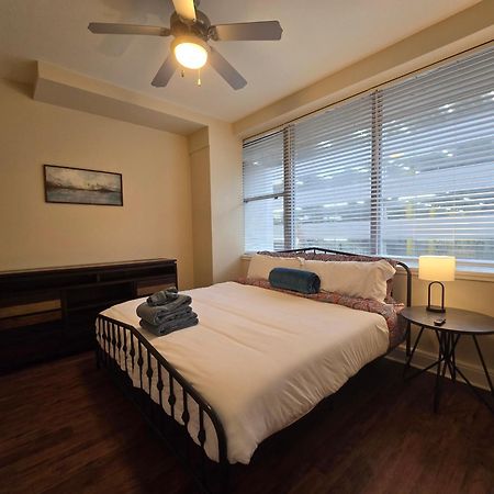 Amazing Condos Beautiful View 2 Blocks To French Quarter, Small Rooftop Pool, Gym, Seanger Theater, Super Dome, And Bourbon St Ню Орлиънс Стая снимка