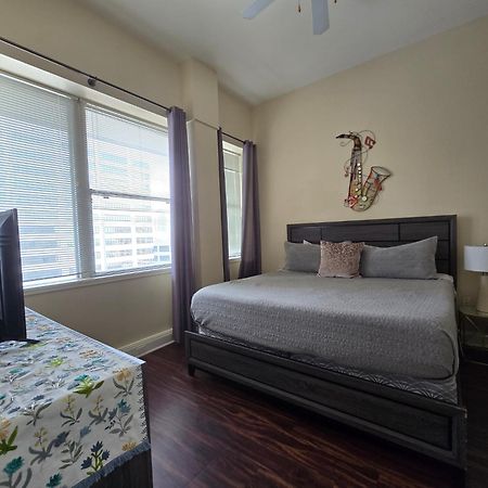 Amazing Condos Beautiful View 2 Blocks To French Quarter, Small Rooftop Pool, Gym, Seanger Theater, Super Dome, And Bourbon St Ню Орлиънс Стая снимка