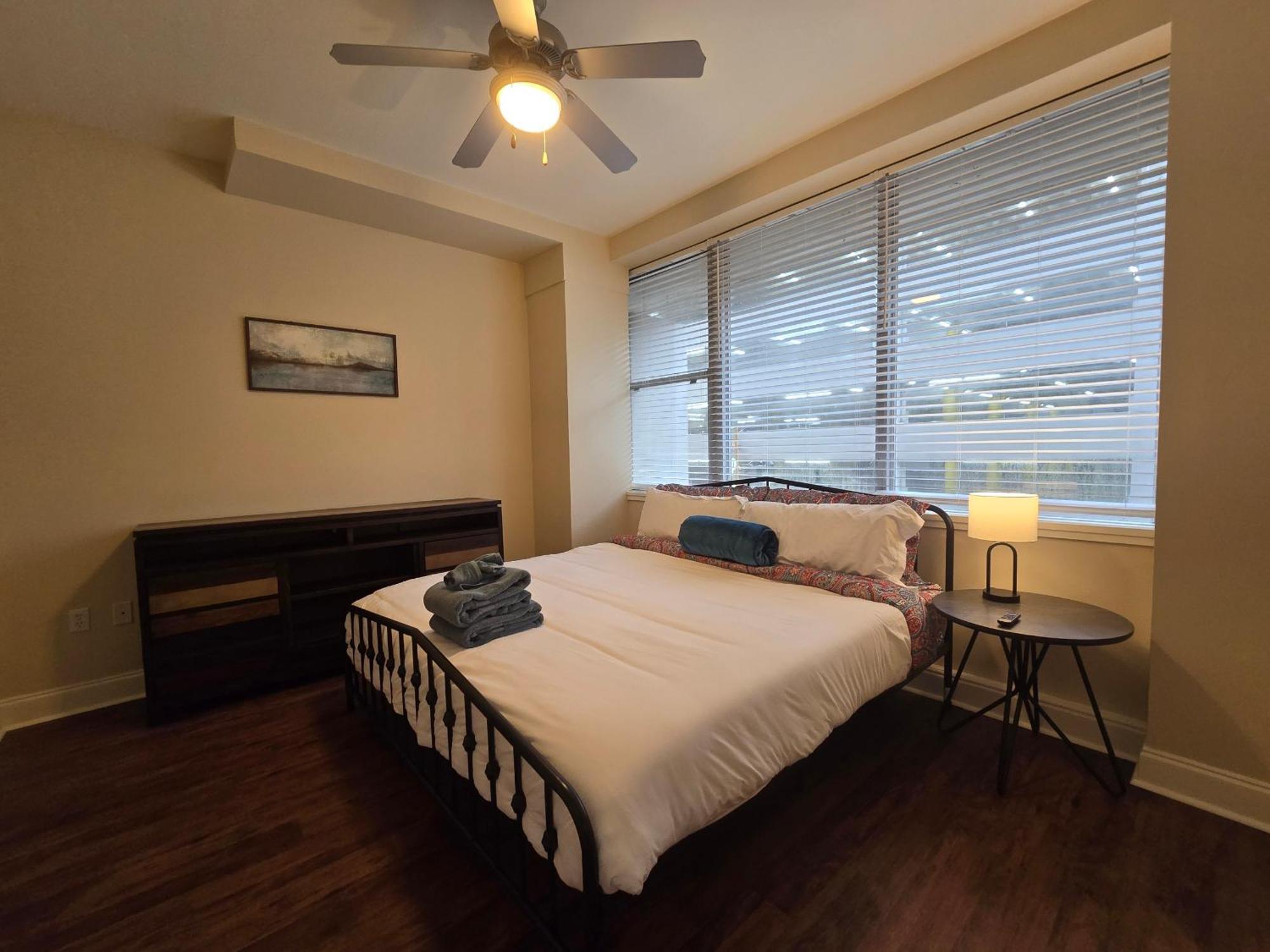Amazing Condos Beautiful View 2 Blocks To French Quarter, Small Rooftop Pool, Gym, Seanger Theater, Super Dome, And Bourbon St Ню Орлиънс Стая снимка
