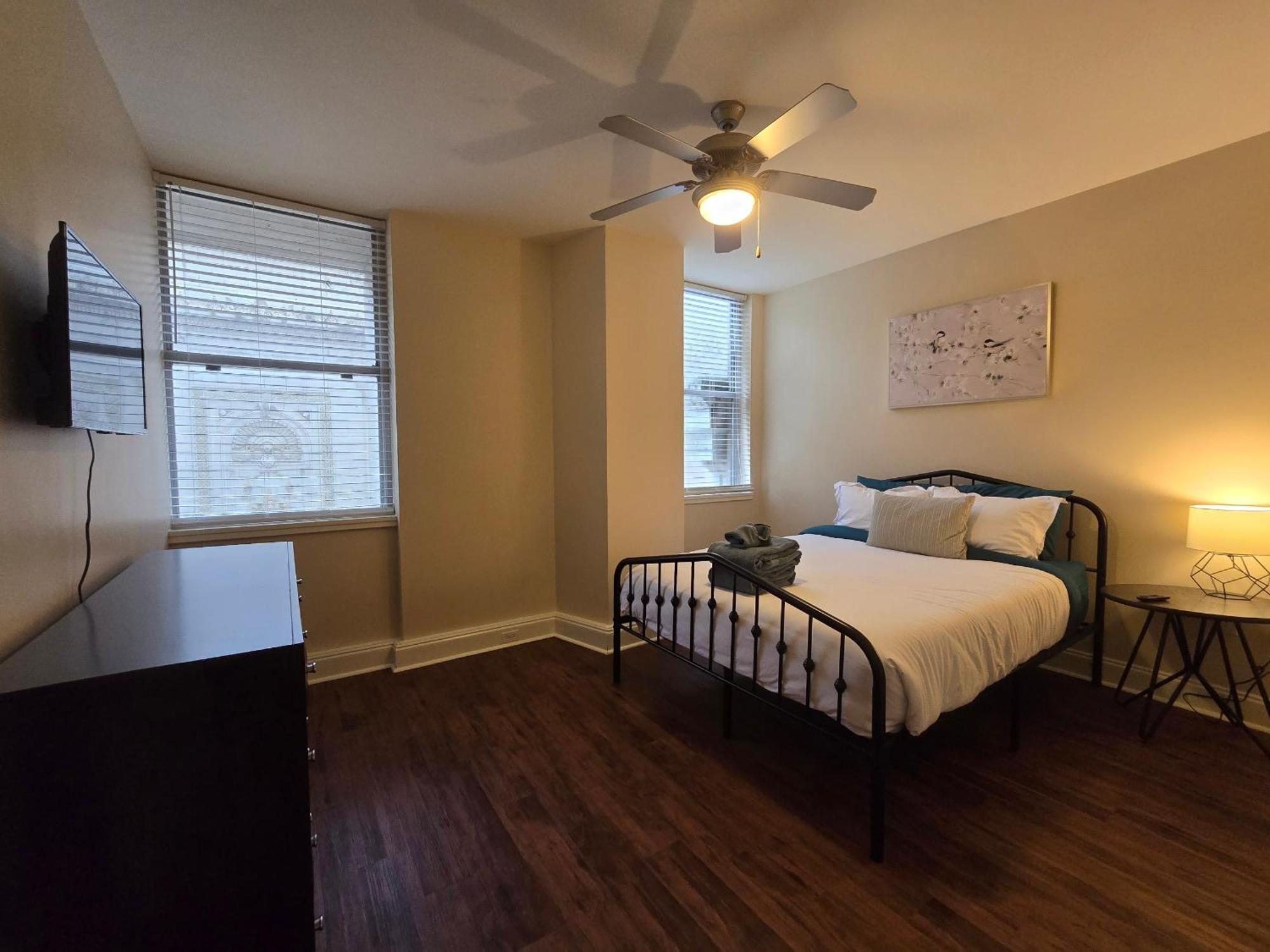 Amazing Condos Beautiful View 2 Blocks To French Quarter, Small Rooftop Pool, Gym, Seanger Theater, Super Dome, And Bourbon St Ню Орлиънс Стая снимка
