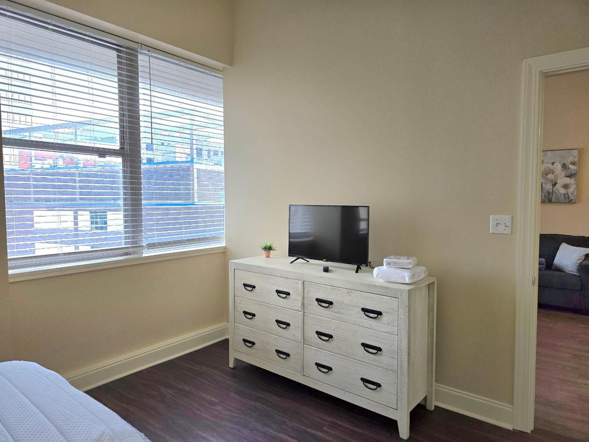 Amazing Condos Beautiful View 2 Blocks To French Quarter, Small Rooftop Pool, Gym, Seanger Theater, Super Dome, And Bourbon St Ню Орлиънс Стая снимка