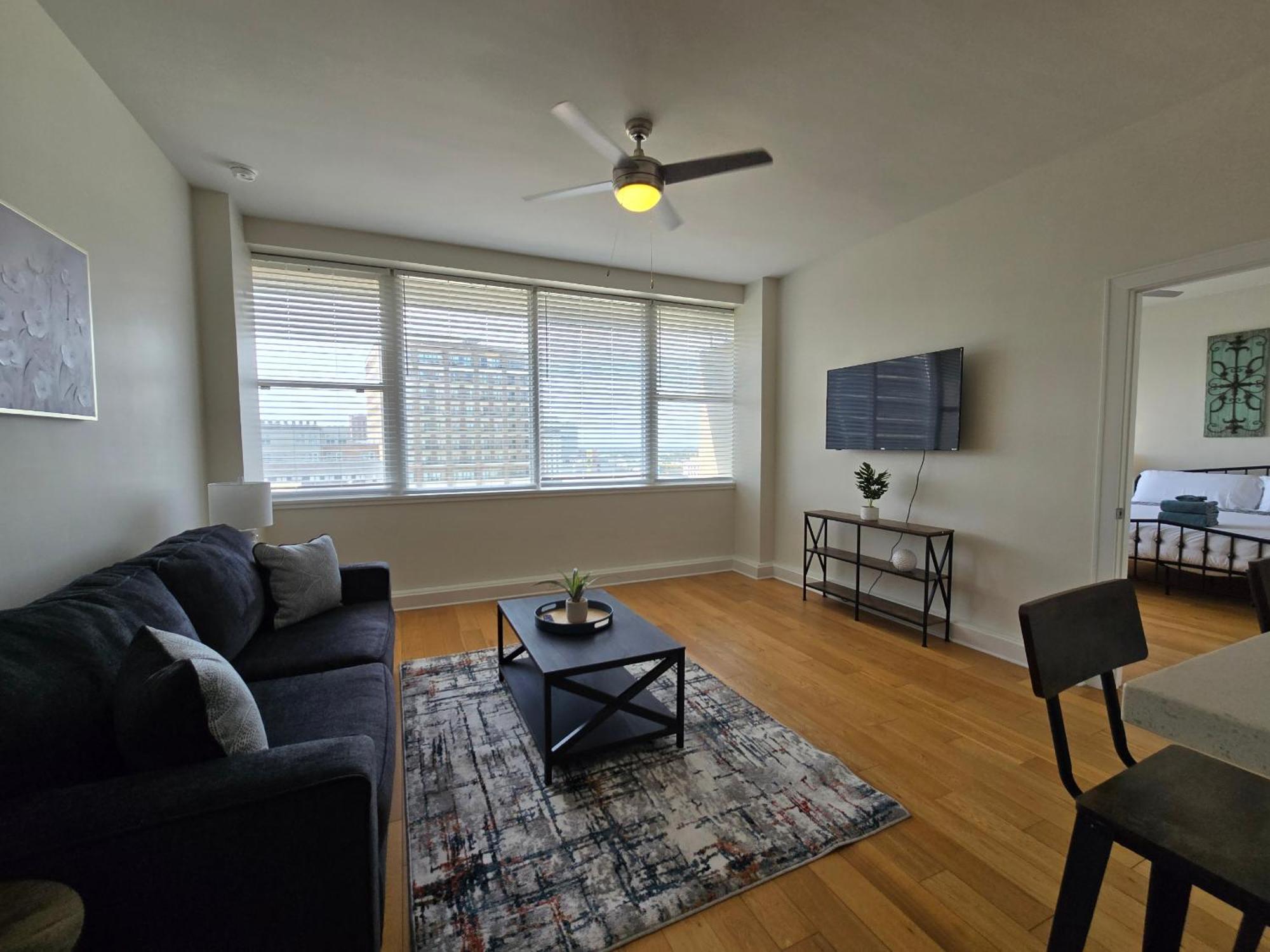 Amazing Condos Beautiful View 2 Blocks To French Quarter, Small Rooftop Pool, Gym, Seanger Theater, Super Dome, And Bourbon St Ню Орлиънс Стая снимка