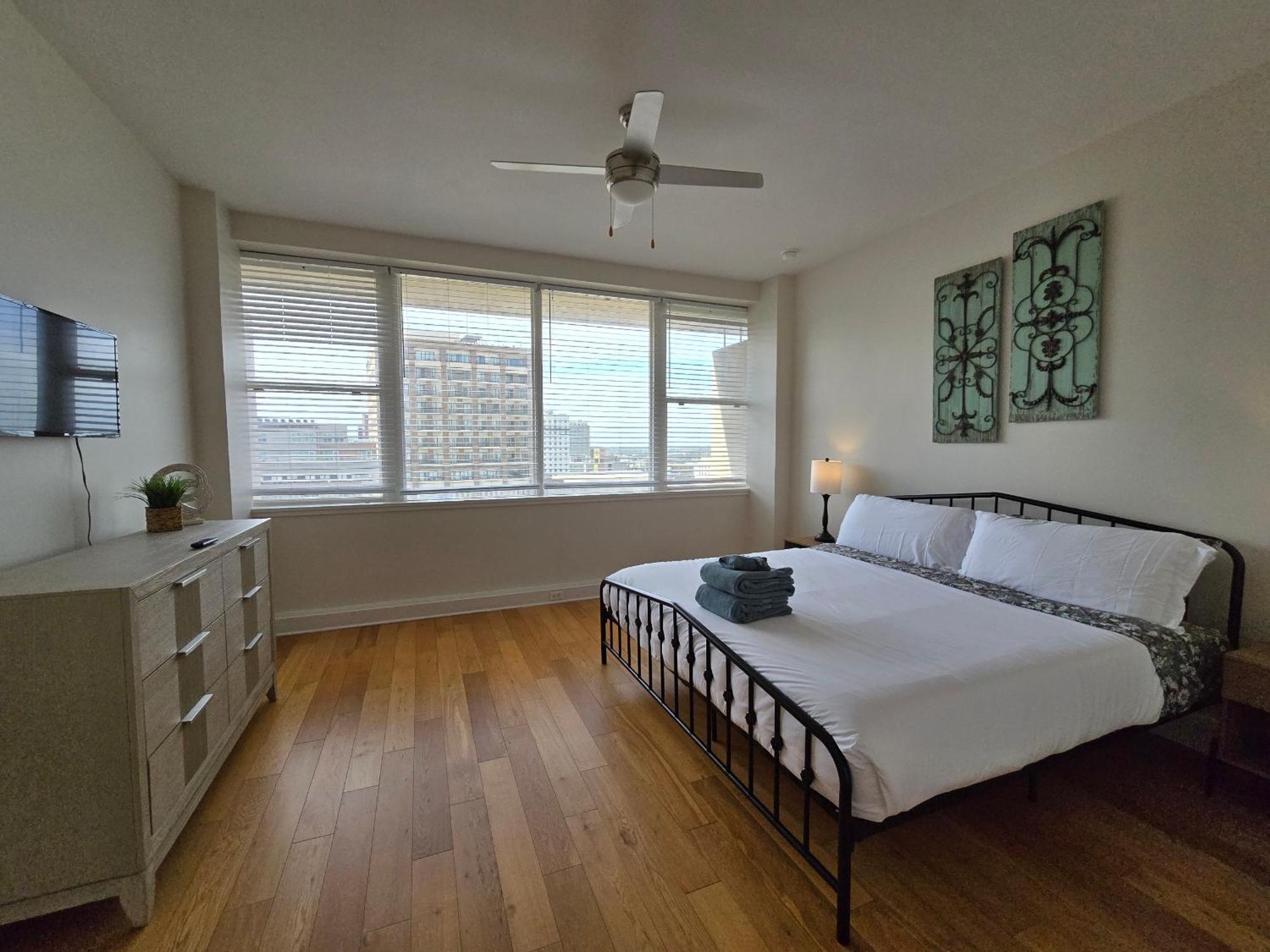 Amazing Condos Beautiful View 2 Blocks To French Quarter, Small Rooftop Pool, Gym, Seanger Theater, Super Dome, And Bourbon St Ню Орлиънс Стая снимка