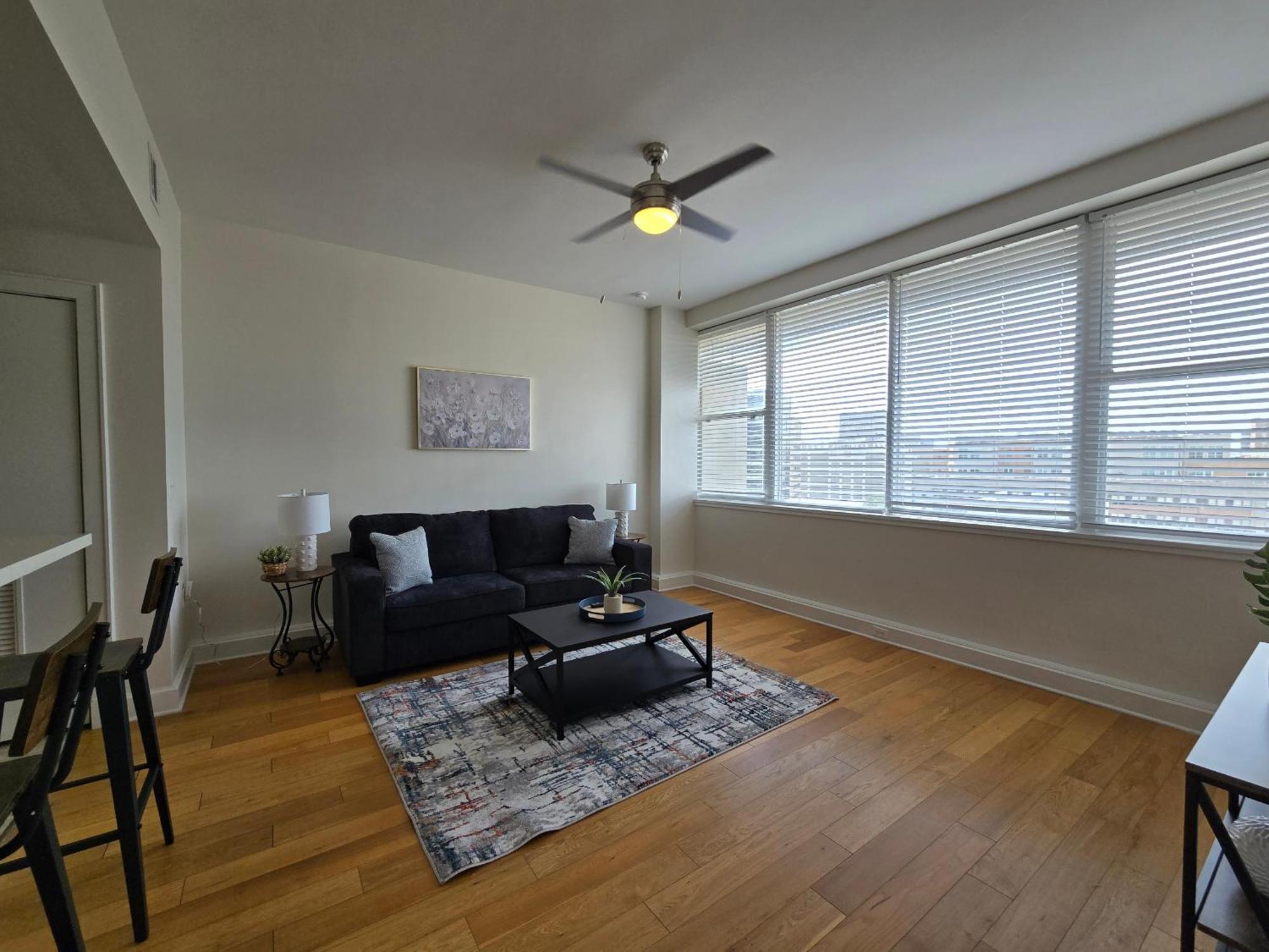 Amazing Condos Beautiful View 2 Blocks To French Quarter, Small Rooftop Pool, Gym, Seanger Theater, Super Dome, And Bourbon St Ню Орлиънс Стая снимка