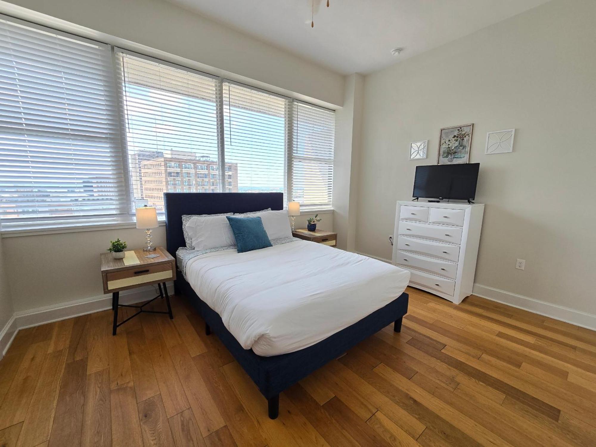 Amazing Condos Beautiful View 2 Blocks To French Quarter, Small Rooftop Pool, Gym, Seanger Theater, Super Dome, And Bourbon St Ню Орлиънс Стая снимка