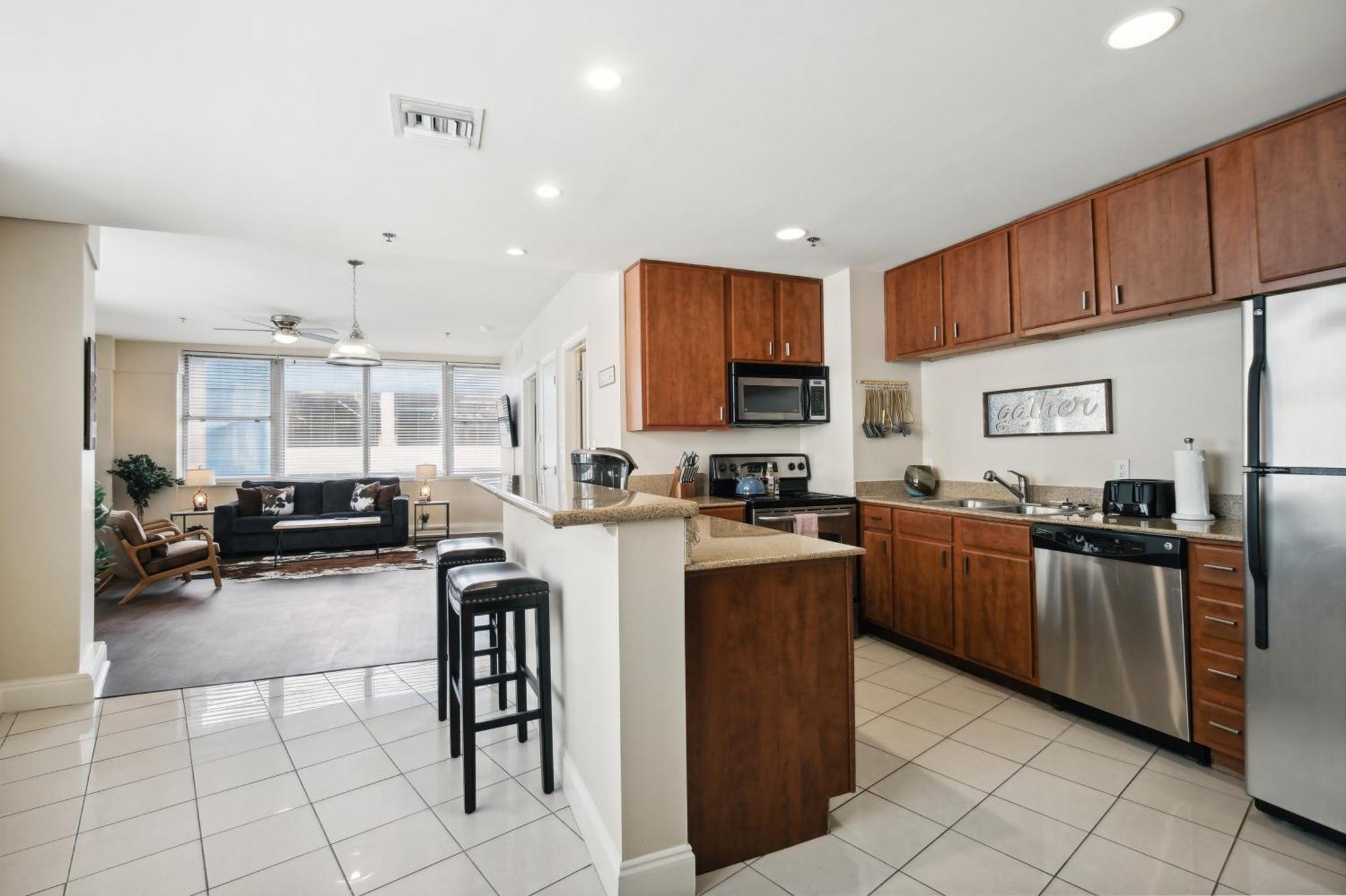 Amazing Condos Beautiful View 2 Blocks To French Quarter, Small Rooftop Pool, Gym, Seanger Theater, Super Dome, And Bourbon St Ню Орлиънс Стая снимка