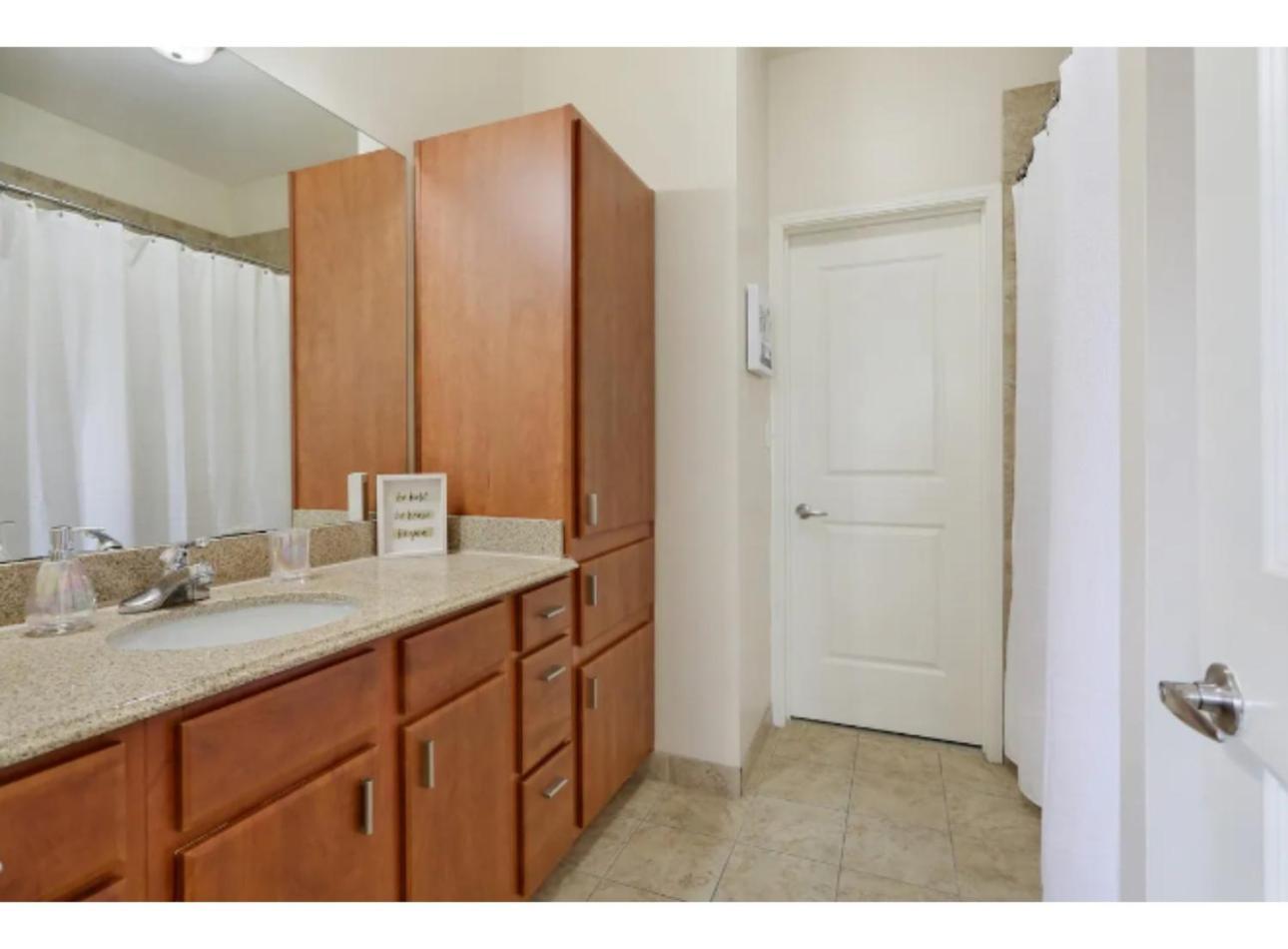 Amazing Condos Beautiful View 2 Blocks To French Quarter, Small Rooftop Pool, Gym, Seanger Theater, Super Dome, And Bourbon St Ню Орлиънс Стая снимка