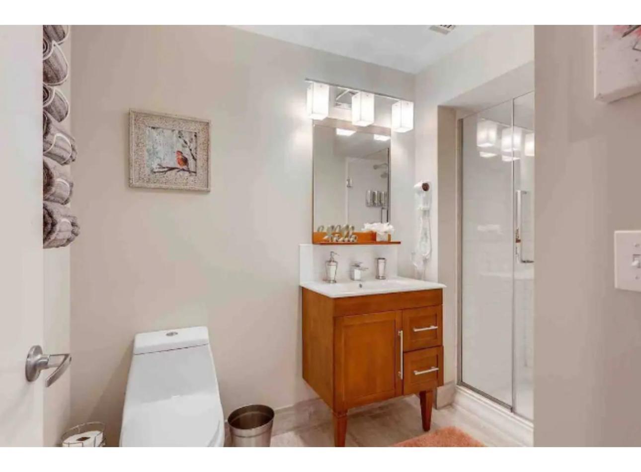 Amazing Condos Beautiful View 2 Blocks To French Quarter, Small Rooftop Pool, Gym, Seanger Theater, Super Dome, And Bourbon St Ню Орлиънс Стая снимка