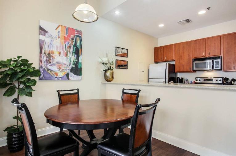 Amazing Condos Beautiful View 2 Blocks To French Quarter, Small Rooftop Pool, Gym, Seanger Theater, Super Dome, And Bourbon St Ню Орлиънс Стая снимка