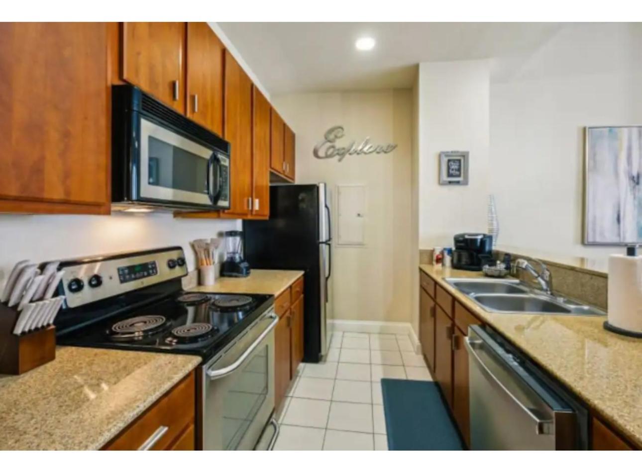 Amazing Condos Beautiful View 2 Blocks To French Quarter, Small Rooftop Pool, Gym, Seanger Theater, Super Dome, And Bourbon St Ню Орлиънс Стая снимка