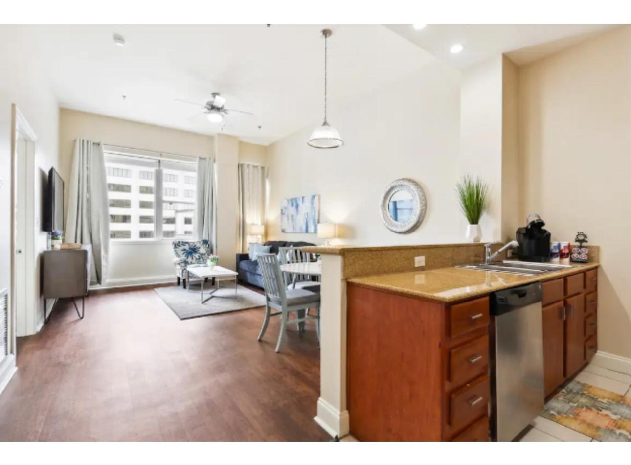 Amazing Condos Beautiful View 2 Blocks To French Quarter, Small Rooftop Pool, Gym, Seanger Theater, Super Dome, And Bourbon St Ню Орлиънс Стая снимка