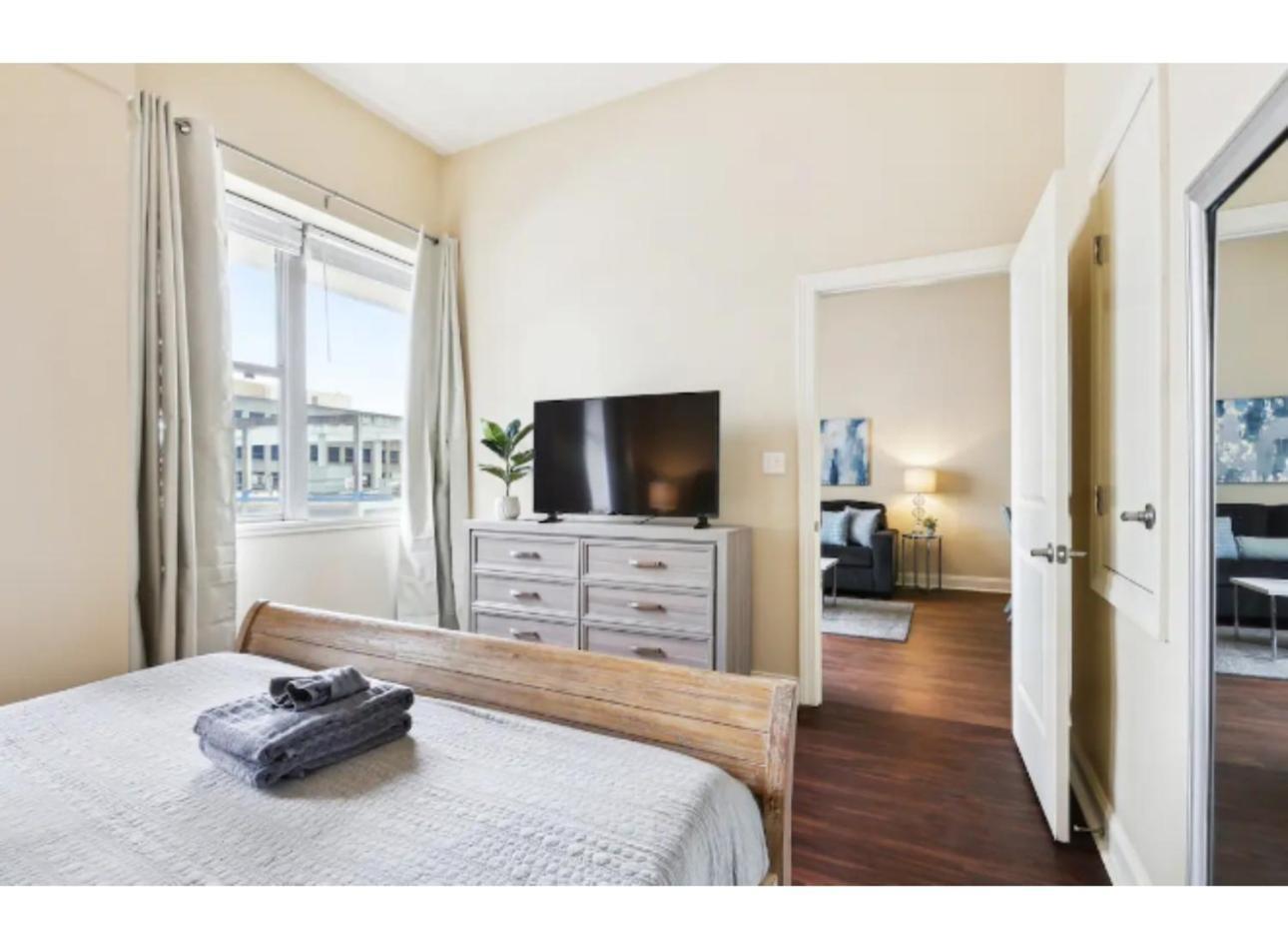 Amazing Condos Beautiful View 2 Blocks To French Quarter, Small Rooftop Pool, Gym, Seanger Theater, Super Dome, And Bourbon St Ню Орлиънс Стая снимка