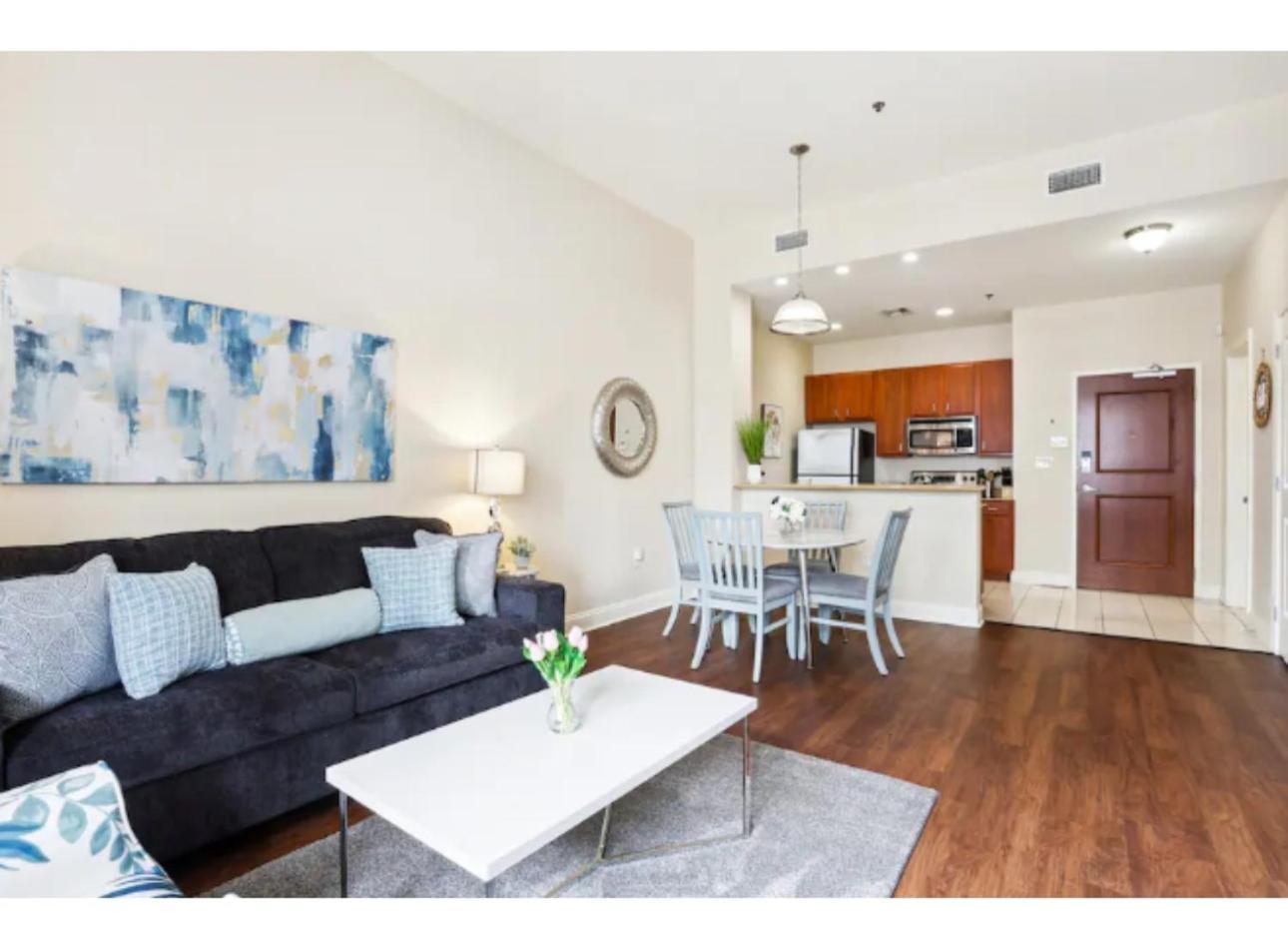 Amazing Condos Beautiful View 2 Blocks To French Quarter, Small Rooftop Pool, Gym, Seanger Theater, Super Dome, And Bourbon St Ню Орлиънс Стая снимка