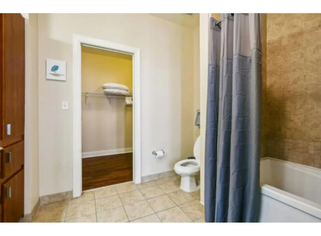 Amazing Condos Beautiful View 2 Blocks To French Quarter, Small Rooftop Pool, Gym, Seanger Theater, Super Dome, And Bourbon St Ню Орлиънс Стая снимка