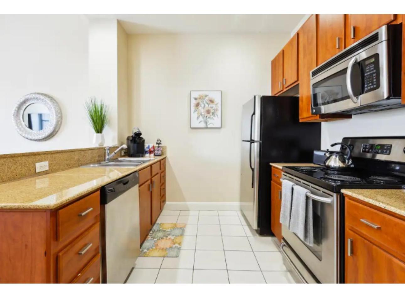 Amazing Condos Beautiful View 2 Blocks To French Quarter, Small Rooftop Pool, Gym, Seanger Theater, Super Dome, And Bourbon St Ню Орлиънс Стая снимка