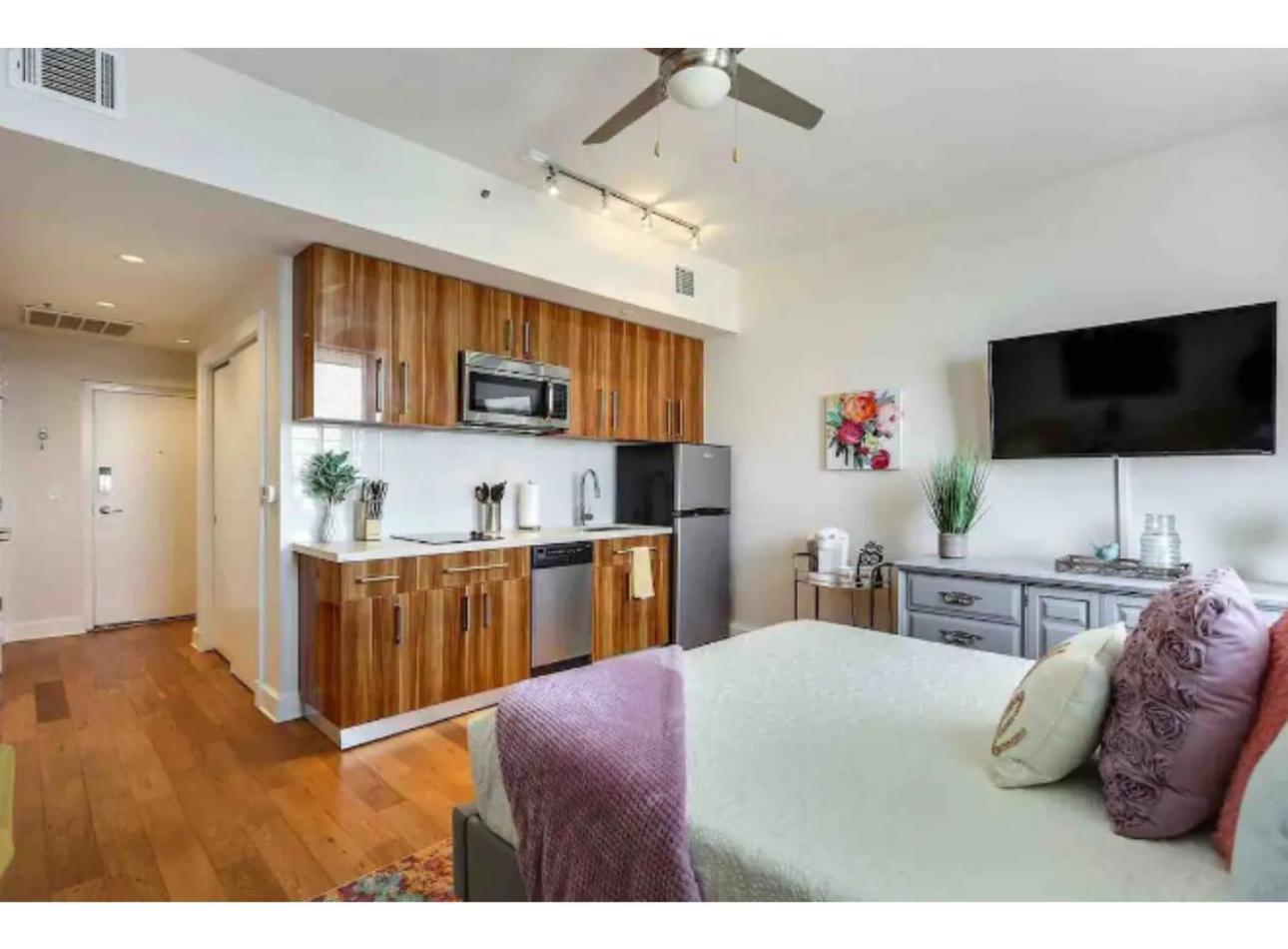 Amazing Condos Beautiful View 2 Blocks To French Quarter, Small Rooftop Pool, Gym, Seanger Theater, Super Dome, And Bourbon St Ню Орлиънс Стая снимка