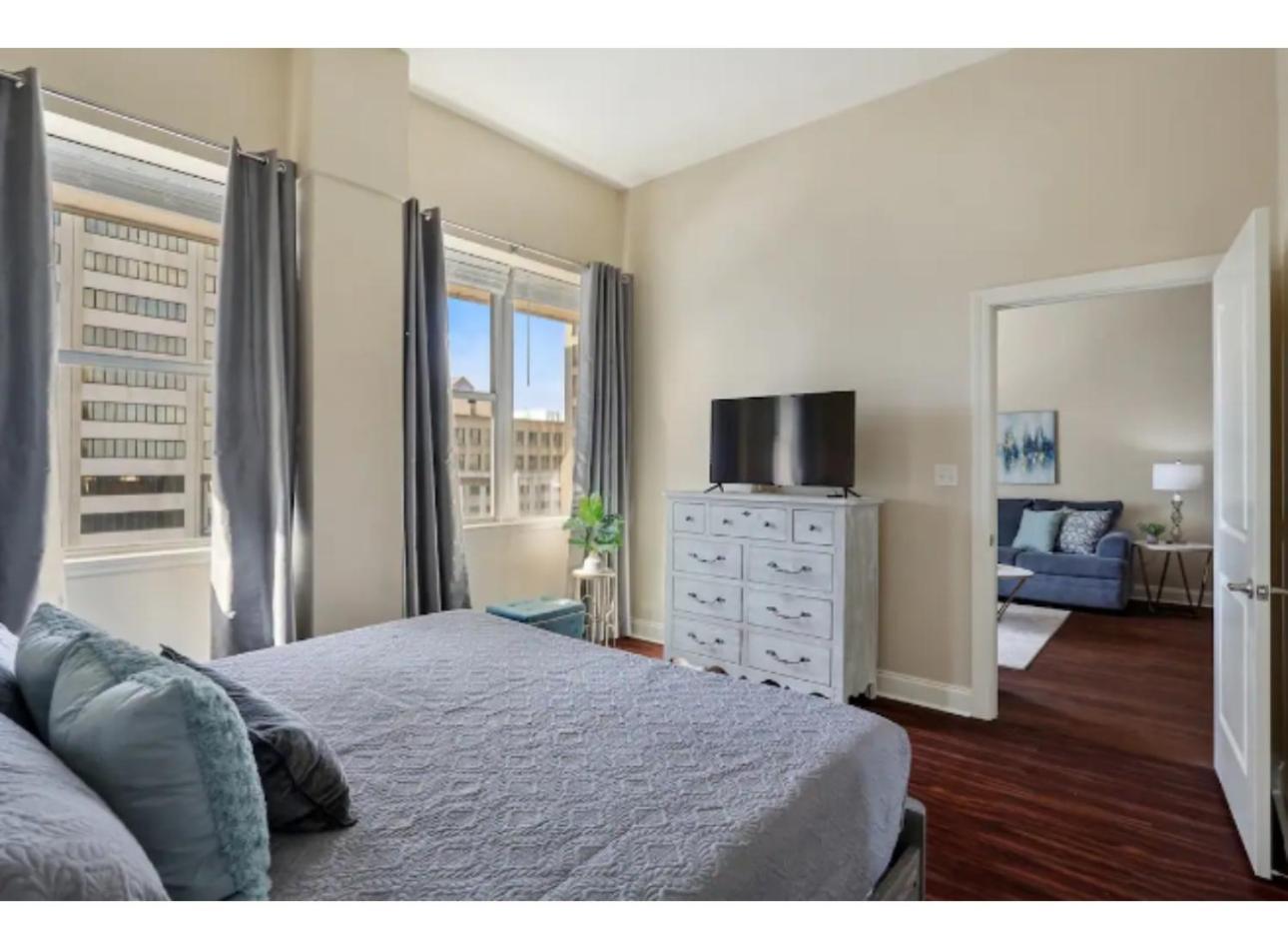 Amazing Condos Beautiful View 2 Blocks To French Quarter, Small Rooftop Pool, Gym, Seanger Theater, Super Dome, And Bourbon St Ню Орлиънс Стая снимка