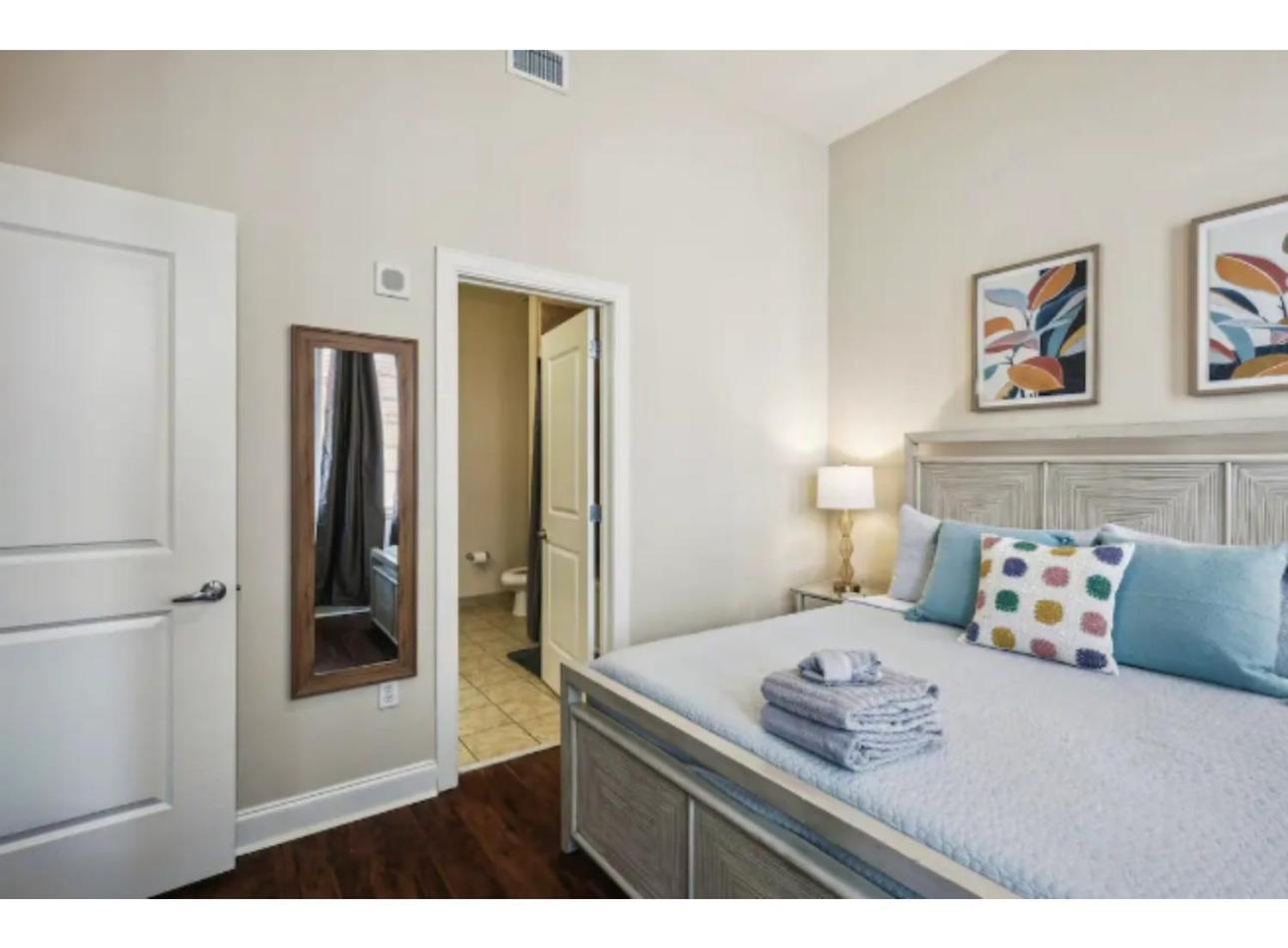Amazing Condos Beautiful View 2 Blocks To French Quarter, Small Rooftop Pool, Gym, Seanger Theater, Super Dome, And Bourbon St Ню Орлиънс Стая снимка