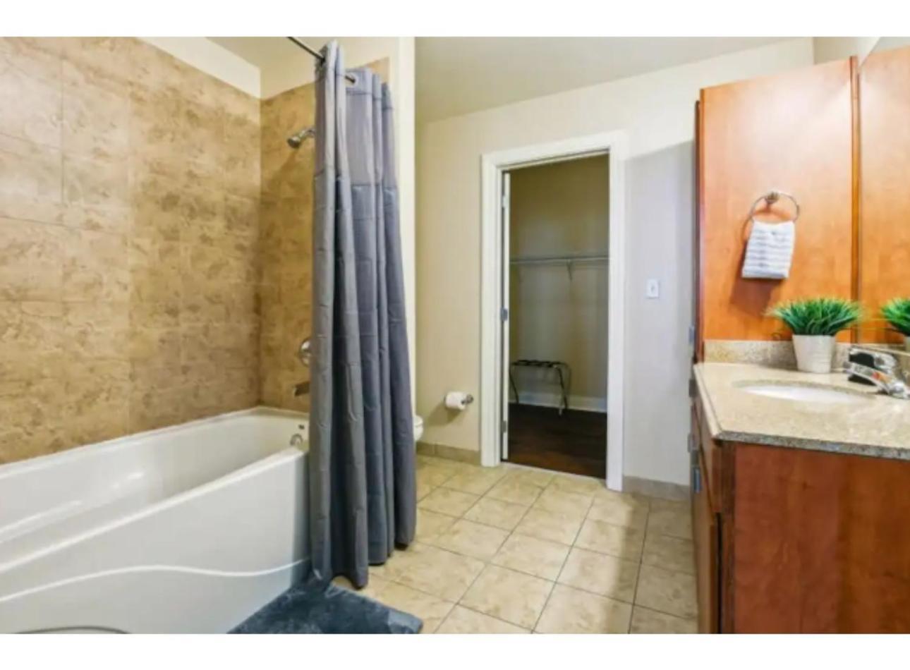 Amazing Condos Beautiful View 2 Blocks To French Quarter, Small Rooftop Pool, Gym, Seanger Theater, Super Dome, And Bourbon St Ню Орлиънс Стая снимка