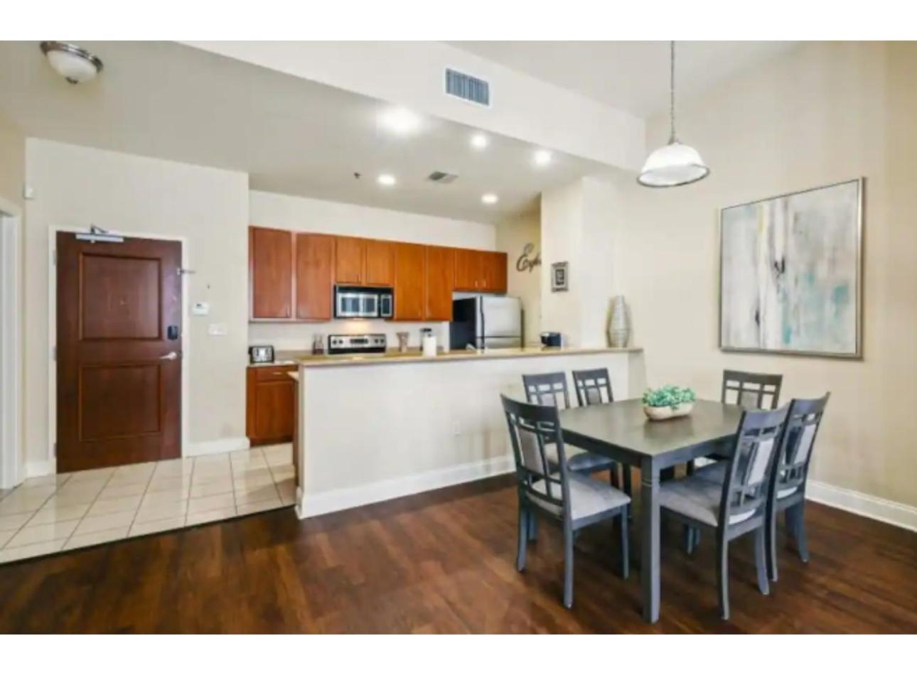 Amazing Condos Beautiful View 2 Blocks To French Quarter, Small Rooftop Pool, Gym, Seanger Theater, Super Dome, And Bourbon St Ню Орлиънс Стая снимка