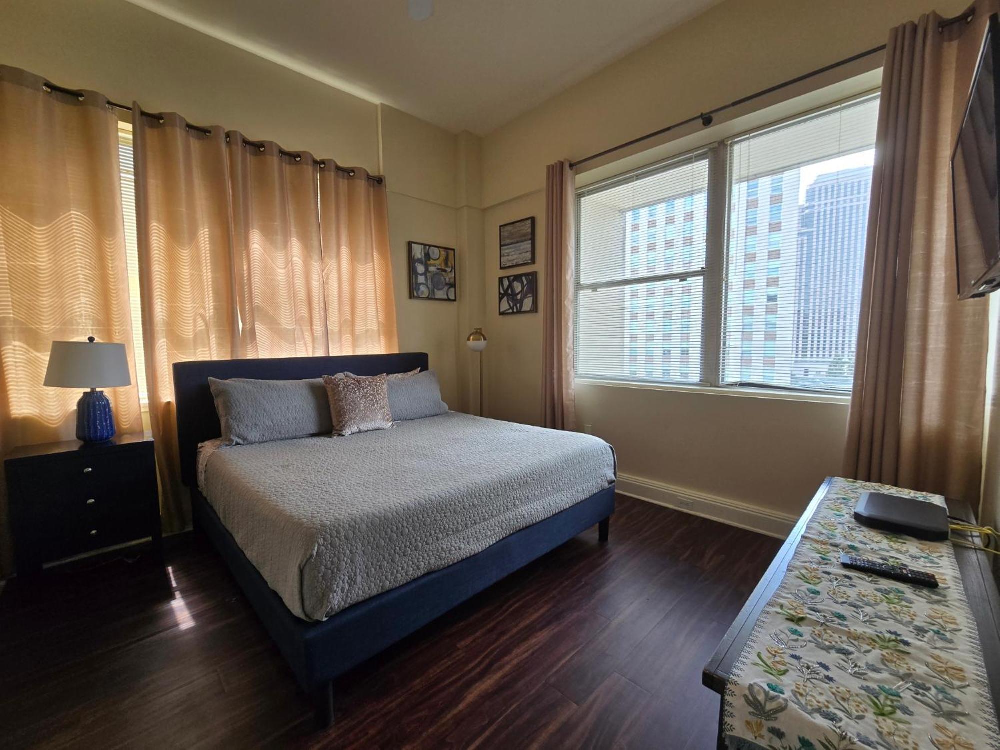 Amazing Condos Beautiful View 2 Blocks To French Quarter, Small Rooftop Pool, Gym, Seanger Theater, Super Dome, And Bourbon St Ню Орлиънс Стая снимка