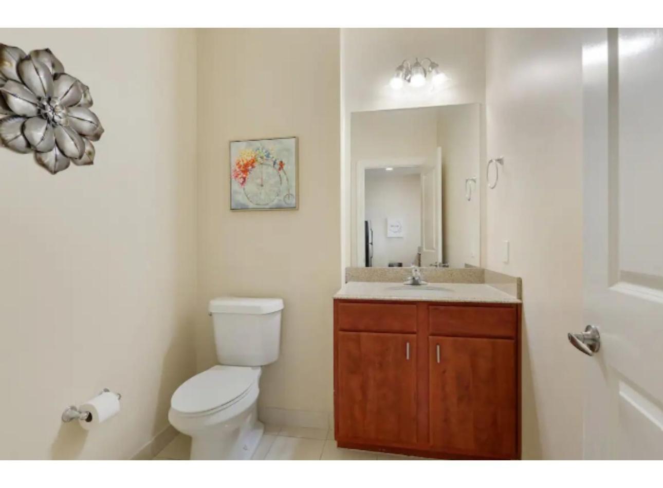 Amazing Condos Beautiful View 2 Blocks To French Quarter, Small Rooftop Pool, Gym, Seanger Theater, Super Dome, And Bourbon St Ню Орлиънс Стая снимка